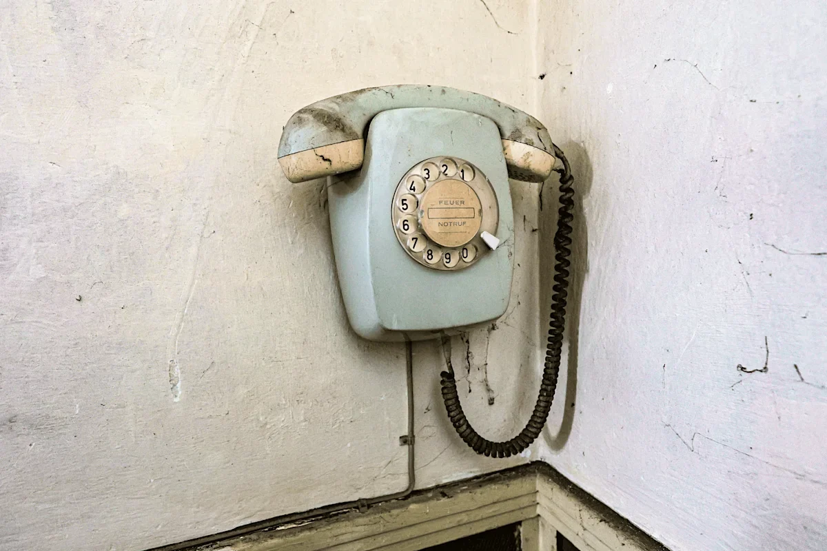 Historisches Telefon an einer Wand